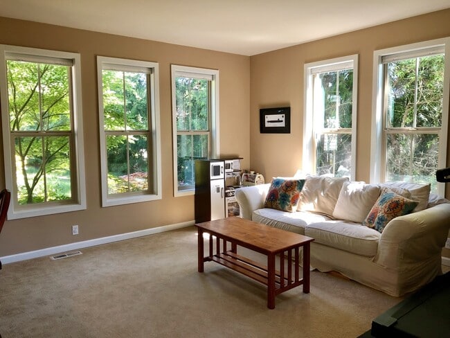 Building Photo - Gorgeous Bainbridge Estate available now.....