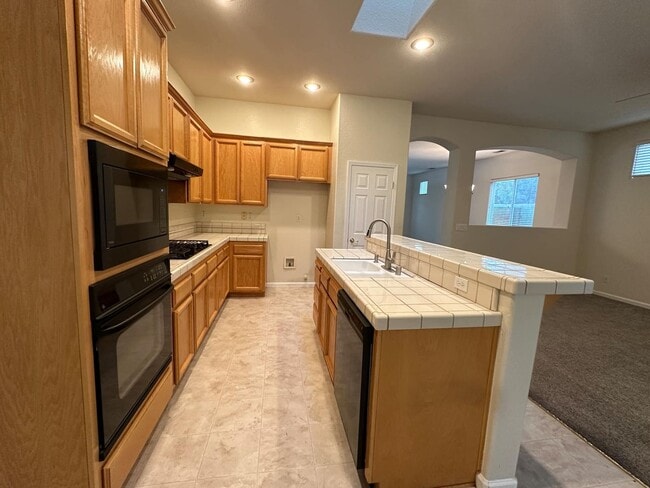 Building Photo - Charming 4 bedroom, 2 bathroom single fami...