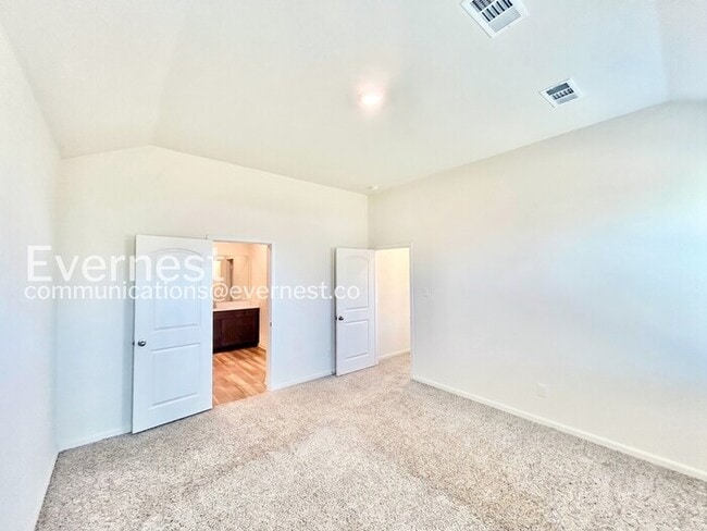 Building Photo - 4 Bed/2 Bath Home with Garage / Available Now!