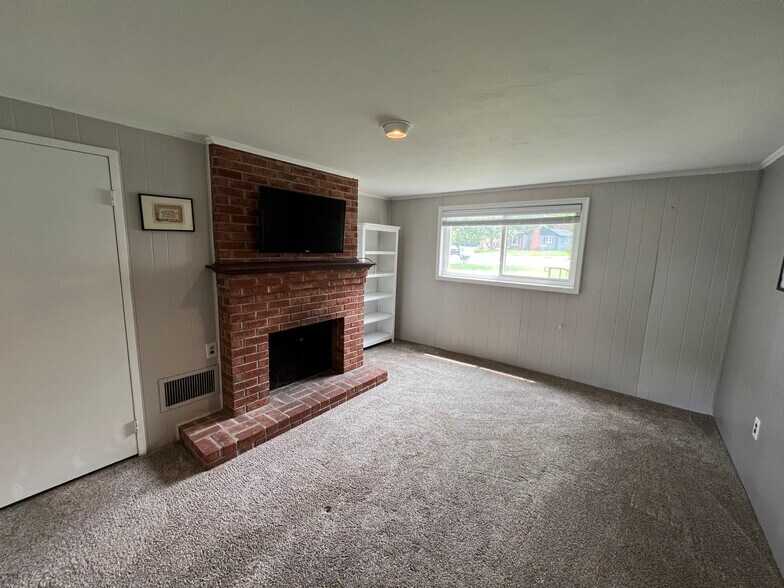 Building Photo - 300 Quaker Ridge Rd