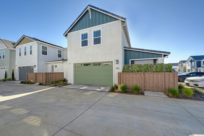 Building Photo - Beautiful 3 Bedroom Home with Updated Finishes & 2-Car Garage!