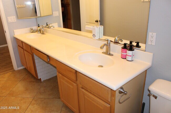 Building Photo - 1433 W Longhorn Dr