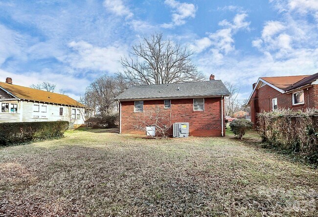 Building Photo - 3121 Kirkland Ave