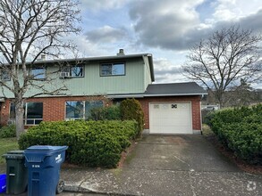 Building Photo - 3 bed 1 1/2 bath duplex in Springfield! (M...