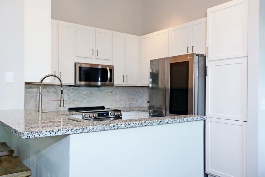 Building Photo - 10511 Pond Curv