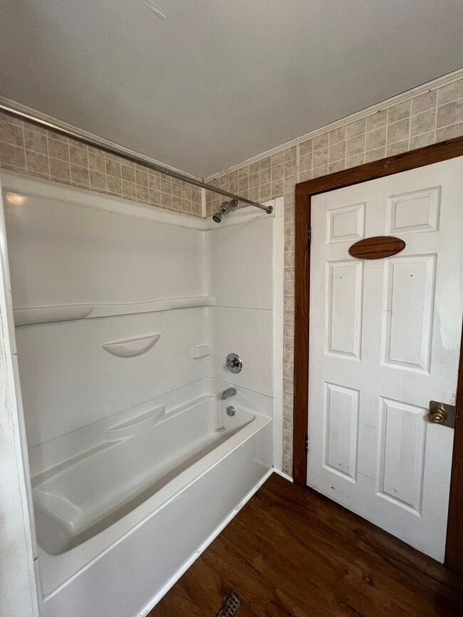 Building Photo - Spacious 2 Bedroom Southside Holland