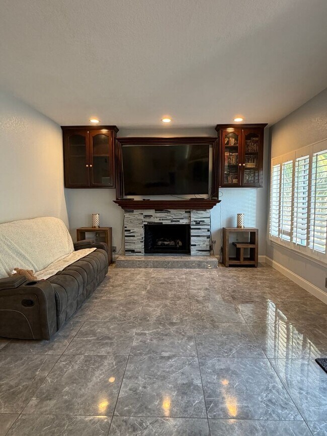 Building Photo - Spacious Living in a Beautifully Updated 4 Bedroom Home!