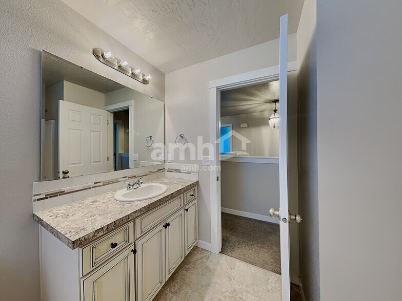 Building Photo - 10647 Avalon St