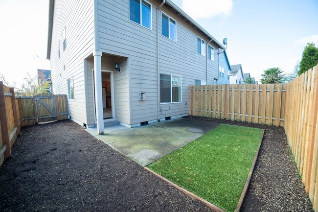Building Photo - Newer Construction Townhome in Canby