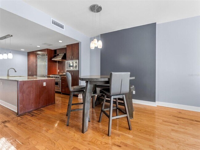 Building Photo - 1120 E Kennedy Blvd