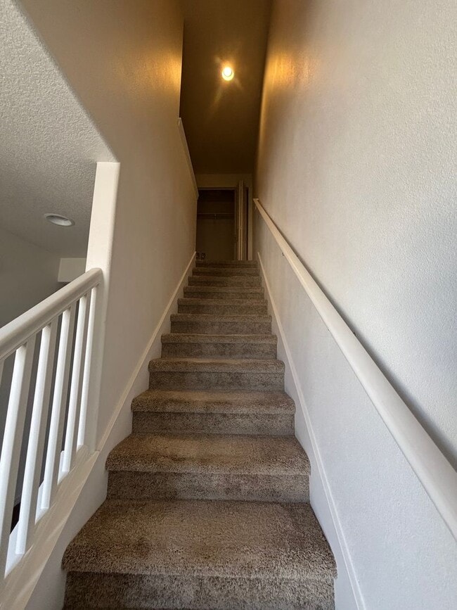 Building Photo - Eugene 3 Bed 2.5 Bath, 2 Story Single Fami...