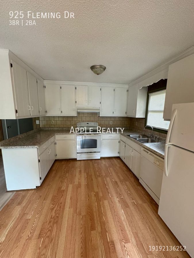 Building Photo - 925 Fleming Dr