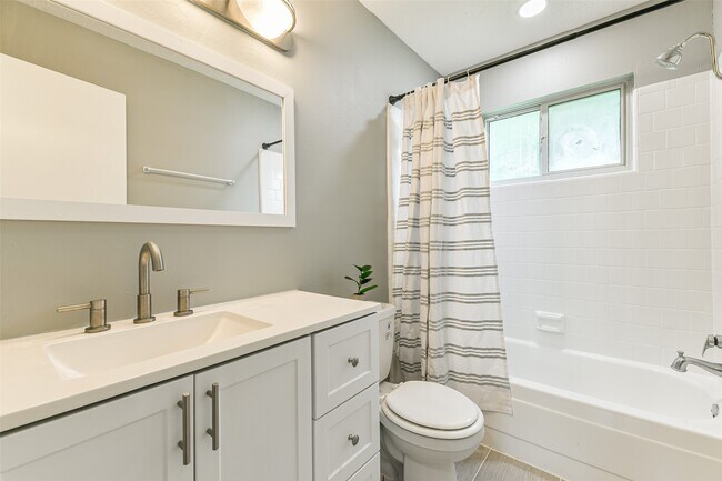 Building Photo - 207 Woodvale Dr
