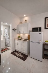 Building Photo - 1139 W 44th St