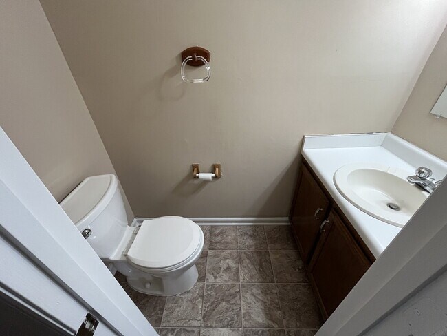 Building Photo - 917 Shelby Dr