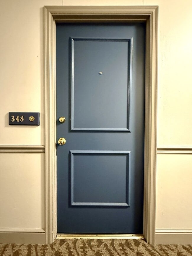 Building Photo - Top Floor Corner Unit Condo With Amazing V...