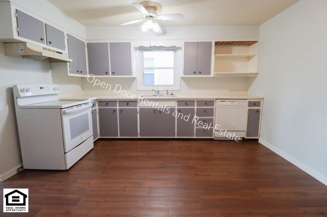 Building Photo - ** $300.00 OFF FIRST MONTHS RENT** Great 3...