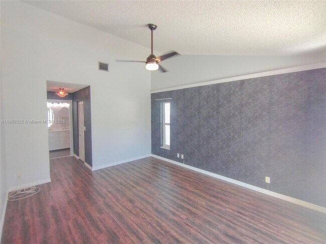 Building Photo - 5780 Sun Pointe Cir