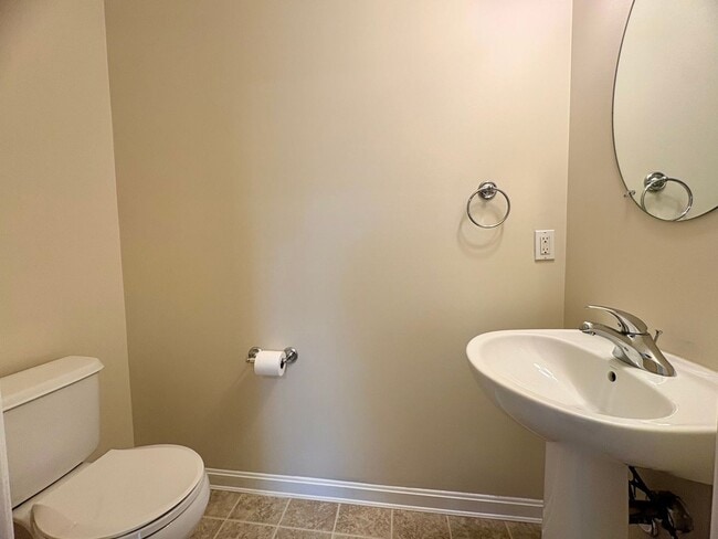 Building Photo - 3 Bedroom 2.5 Bathroom in York!