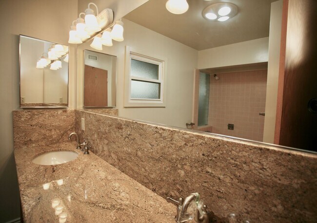 Building Photo - Mid-Century Modern 3Br 2Ba on 1/2ac with View!