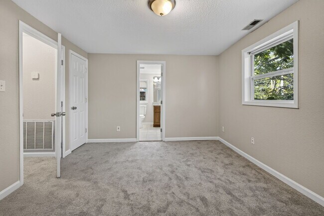 Building Photo - 1065 Lindenwood Ave