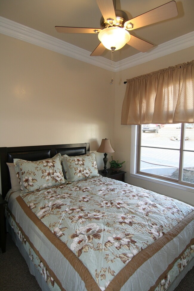 Building Photo - Charming 1 Bed / 1 Bath Duplex Close To Ca...