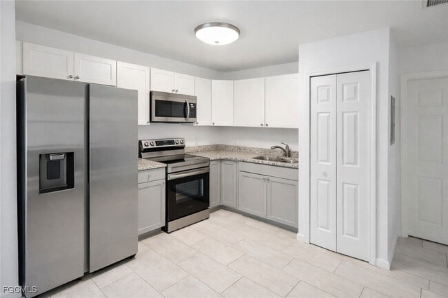 Building Photo - 2912 SE Santa Barbara Pl