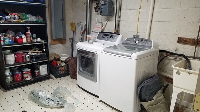 Building Photo - 925 N Montana St