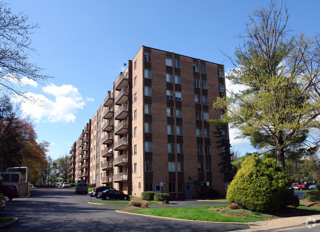 Building Photo - Churchill Apartments