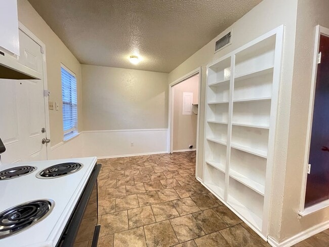 Building Photo - Affordable 2/1