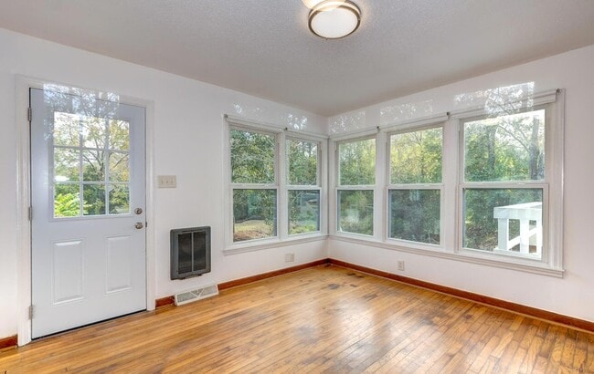 Building Photo - 1045 Riverview Dr