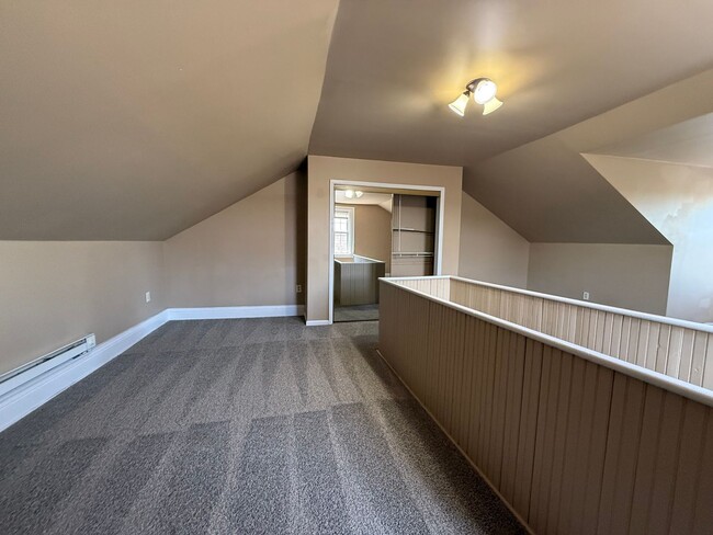 Building Photo - 3BR 1.5bath Townhouse with fenced yard!