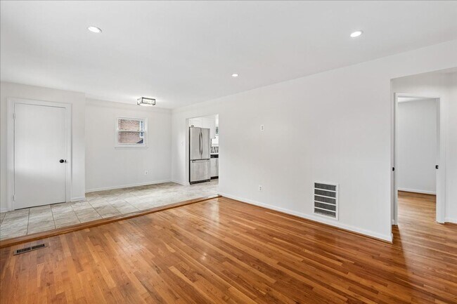 Building Photo - Remodeled in great location! 4 bedrooms 2 FB Walk to Metro