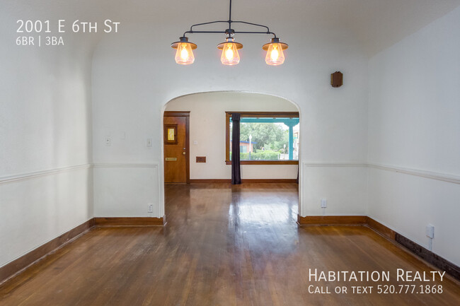 Building Photo - Sam Hughes, Spacious 6Bed/3Ba Home near th...