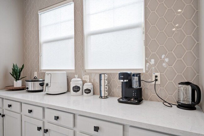 Building Photo - 1913 E Rosemary Dr