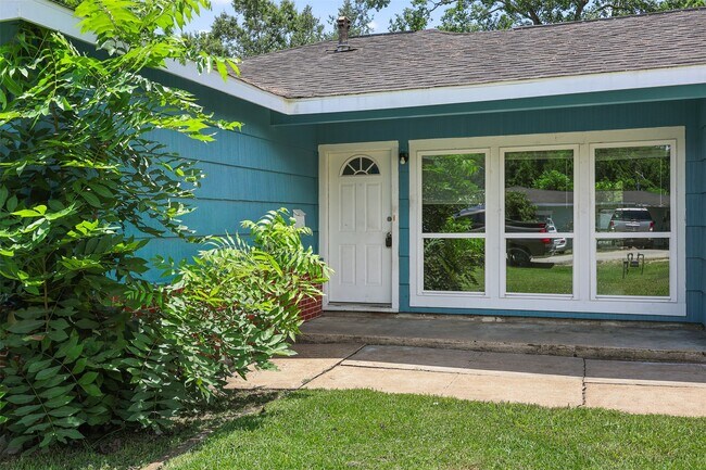 Building Photo - 2318 Pecan St