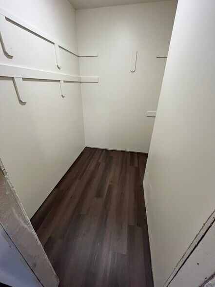 Building Photo - 327 Post Oak Dr