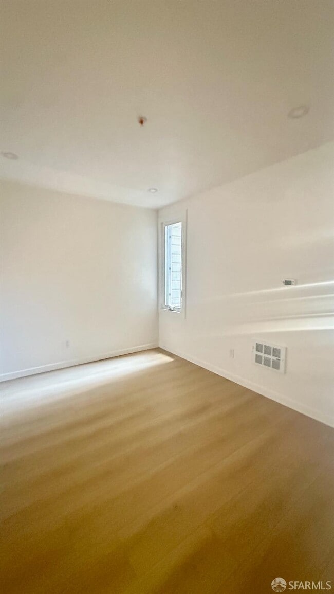 Building Photo - 1553 Leavenworth St