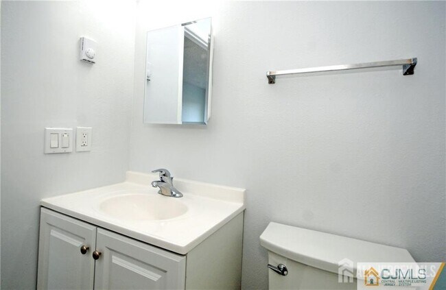 Building Photo - 631 Madison Dr