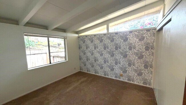 Building Photo - Martinez! 3 bedroom 1 bath Single family home!