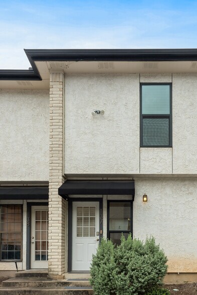 Building Photo - 1307 Kinney Ave