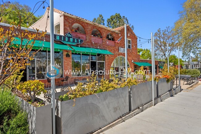Building Photo - Amazing 2 Bedroom 1.5 Bath Townhome in the...