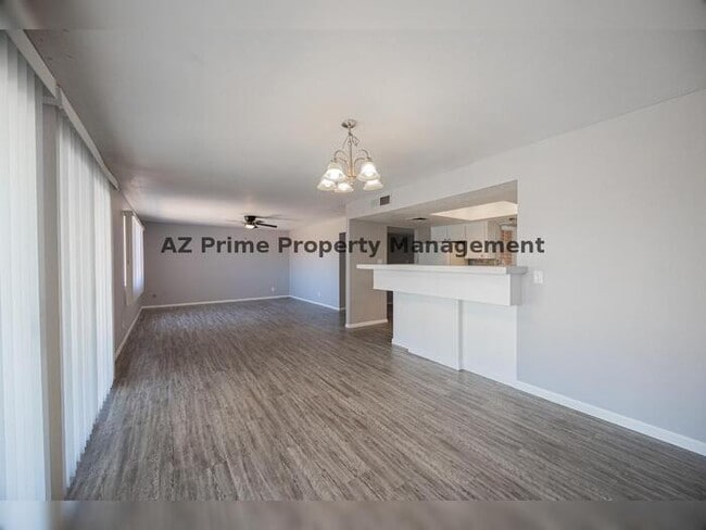 Building Photo - 4704 S La Rosa Dr