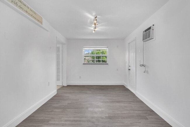 Building Photo - Beautiful house on the water with a pool