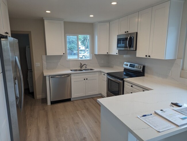 Building Photo - 3 bedroom/ 2 bath Newly Remodeled Home in ...