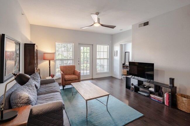 Building Photo - 6810 Deatonhill Dr