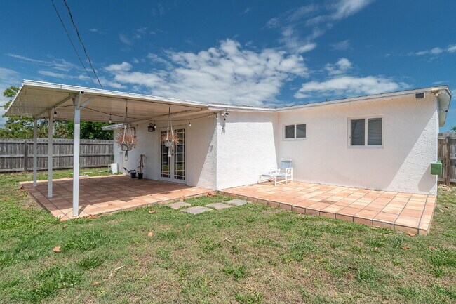 Building Photo - Remodeled 3/2 in Central Merritt Island!