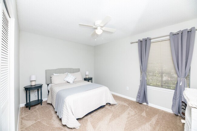 Building Photo - Charming and Spacious Home