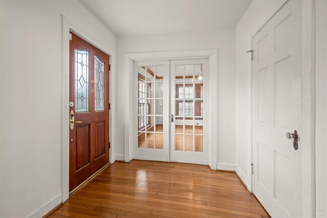 Building Photo - 3223 Charleston St