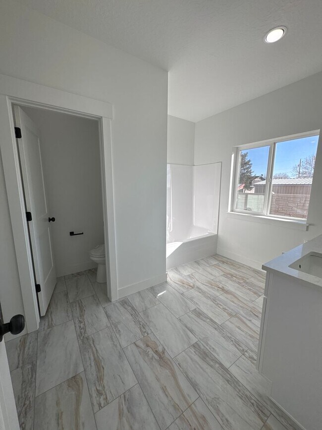 Building Photo - 725 W 350 N